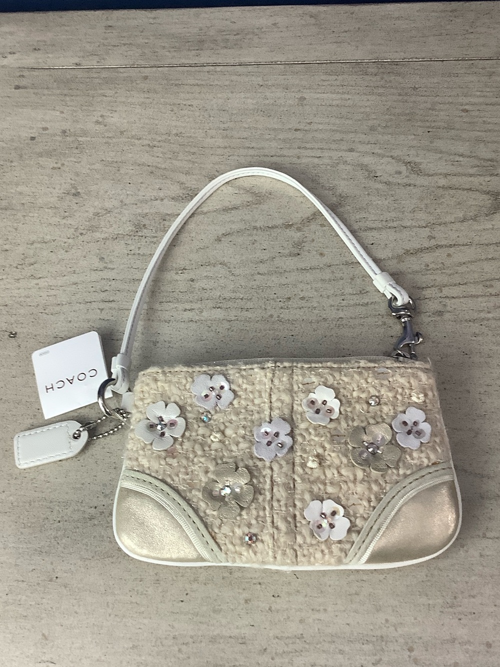 NWT RARE Coach Ivory Wool Floral 3D Appliqué Wristlet with Metallic Accents - Picture 2 of 12